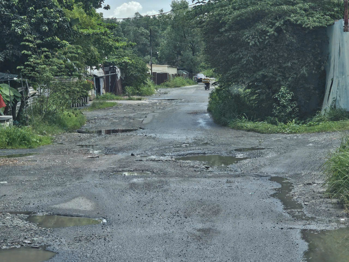 Nhiều bãi phế liệu, bãi than tọa lạc tại khu vực này. Ảnh HĐ