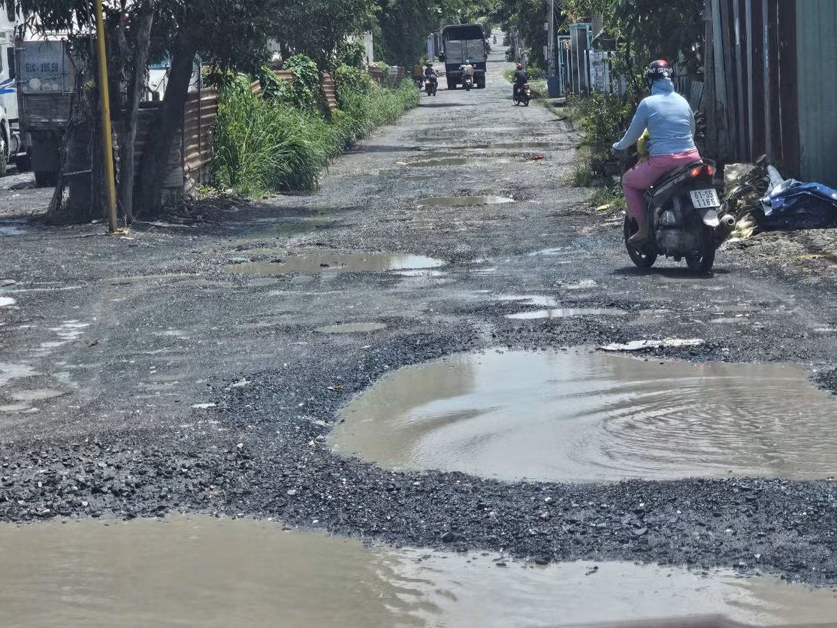 Là đường đất nhưng lưu lượng xe ra vào lại rất lớn. Ảnh HĐ