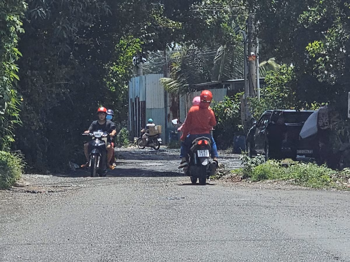 Sự khác biệt một bên là địa phận Bình Dương, một bên là địa phận Đồng Nai. Ảnh HĐ Theo lời ông Tấn Lại một người dân sinh sống tại đường Bùi Thị Xuân cho biết: Con đường vốn là đường đất, nhưng lượng xe cộ nhất là xe tải ra vào rất lớn bởi dọc tuyến đường này rất nhiều nhà máy, xí nghiệp đặc biệt là những bãi than, bãi phế liệu... Hàng ngày lượng xe cộ vào "ăn hàng" nhiều, càng làm cho con đường vốn xuống cấp lại càng thêm trầm trọng. Những ổ voi ổ trâu ngày càng xuất hiện nhiều, mưa là bụi, nắng là sình...