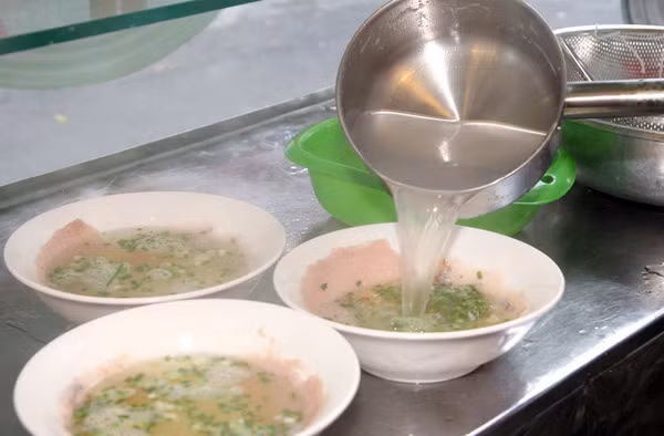 Quan bun sieu la lung: Tu pha nuoc cham moi duoc an-Hinh-3