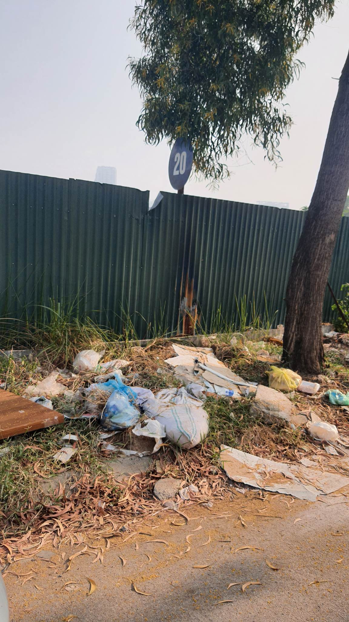 Những túi rác thải xây dựng thế này có thể bắt gặp ở khắp nơi trong khu tập thể.