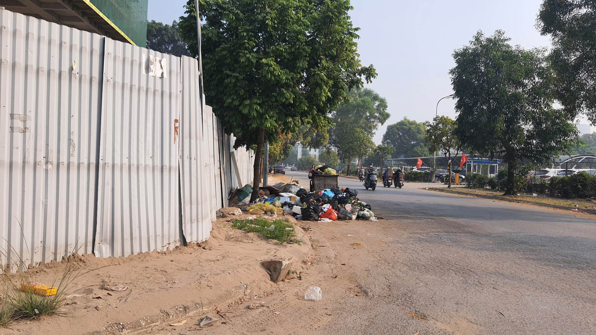 Rác thải được tập kết, thu gom ngay lòng lề đường bốc mùi hôi thối, khó chịu cho người tham gia giao thông và người dân.