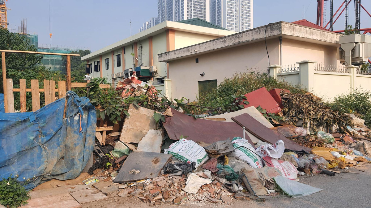 Do khu tập thể VOV có 2 cổng vào nên rất khó kiểm soát việc người dân đổ trộm rác thải, đặc biệt là rác thải xây dựng.