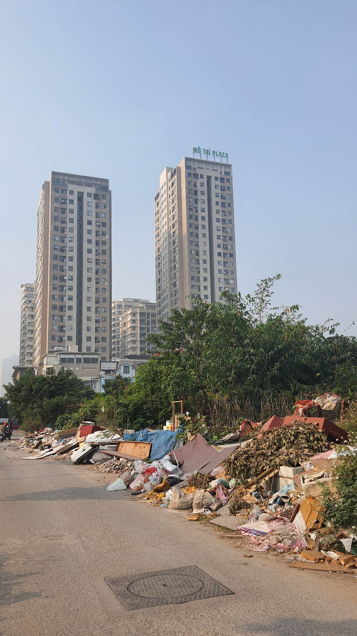 Những đống rác thải như vết rạch vào bộ mặt đô thị.