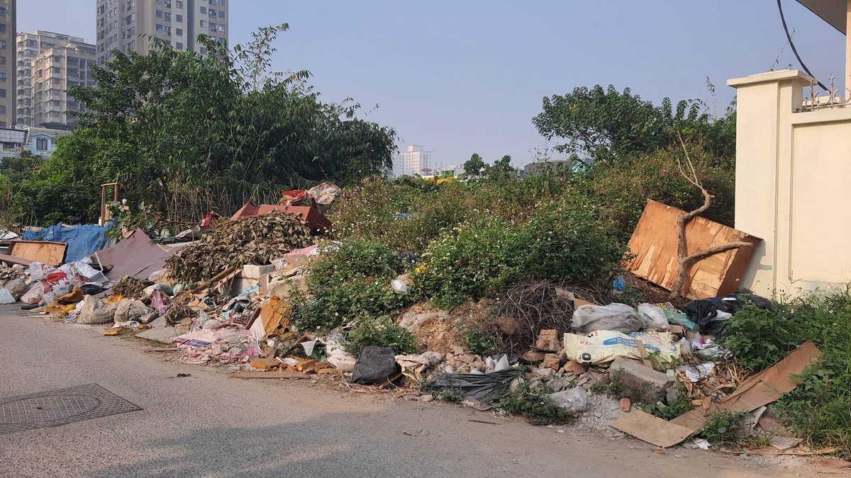 Rác thải chất thành đống trong khu tập thể VOV Mễ Trì.