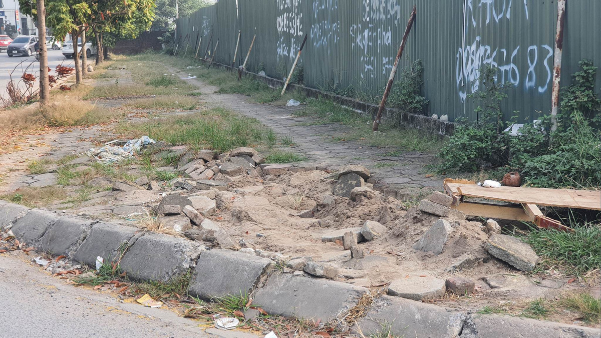 Vỉa hè trong khu tập thể cũng hư hỏng, tiềm ẩn nguy cơ tai nạn.