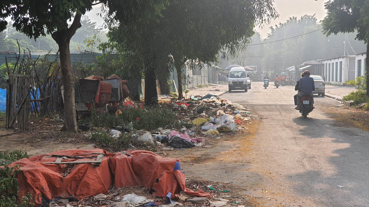 Không những gây ô nhiễm, những bãi rác thải lấn chiếm lòng, lề đường này còn ảnh hường, tiềm ẩn nguy cơ tai nạn giao thông