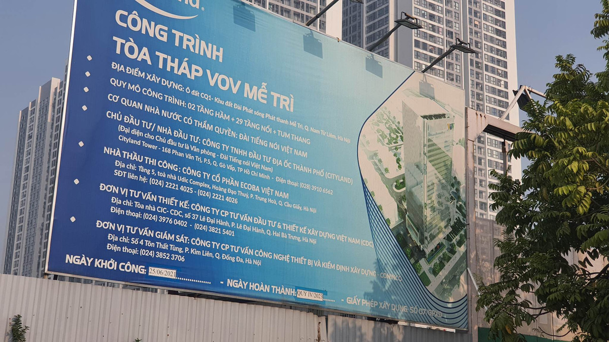 Ngoài rác thải thì nhiều tháng nay người dân khu tập thể cũng bức xúc v với bụi và tiếng ồn do dự án xây dựng gây ra.