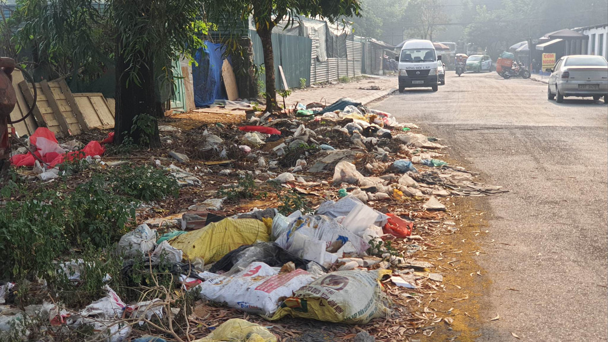 Nhiều điểm trong đường nội khu VOV Mễ Trì trở thành những bãi tập kết rác bừa bãi gây ô nhiễm môi trường, mất mỹ quan đô thị. Thậm chí rác thải lấn chiếm ra cả lòng đường nhưng không có người thu dọn.