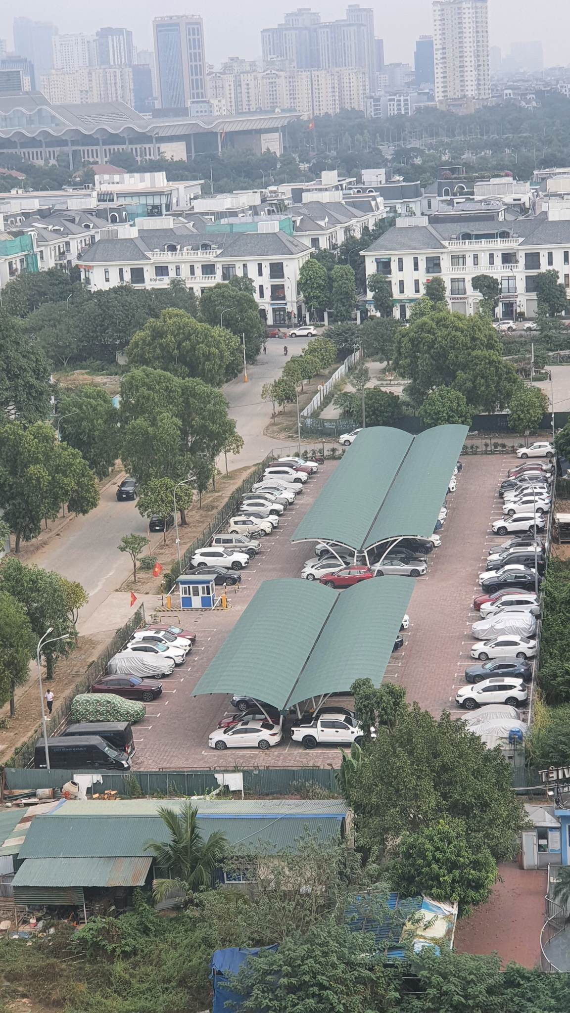 Khu tập thể VOV Mễ Trì trước đây dùng khu đất trống trong nội khu làm nơi tập kết, thu gom rác thải nhưng hiện đã trở thành bãi trông giữ xe thu phí nên không còn nơi thu gom rác.