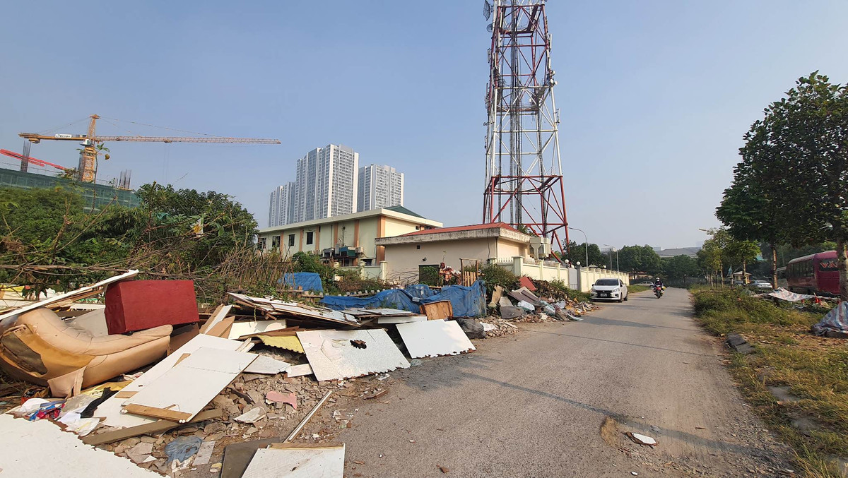 Rác thải sinh hoạt, xây dựng chất đống ngay sau trạm phát sóng Mễ Trì.