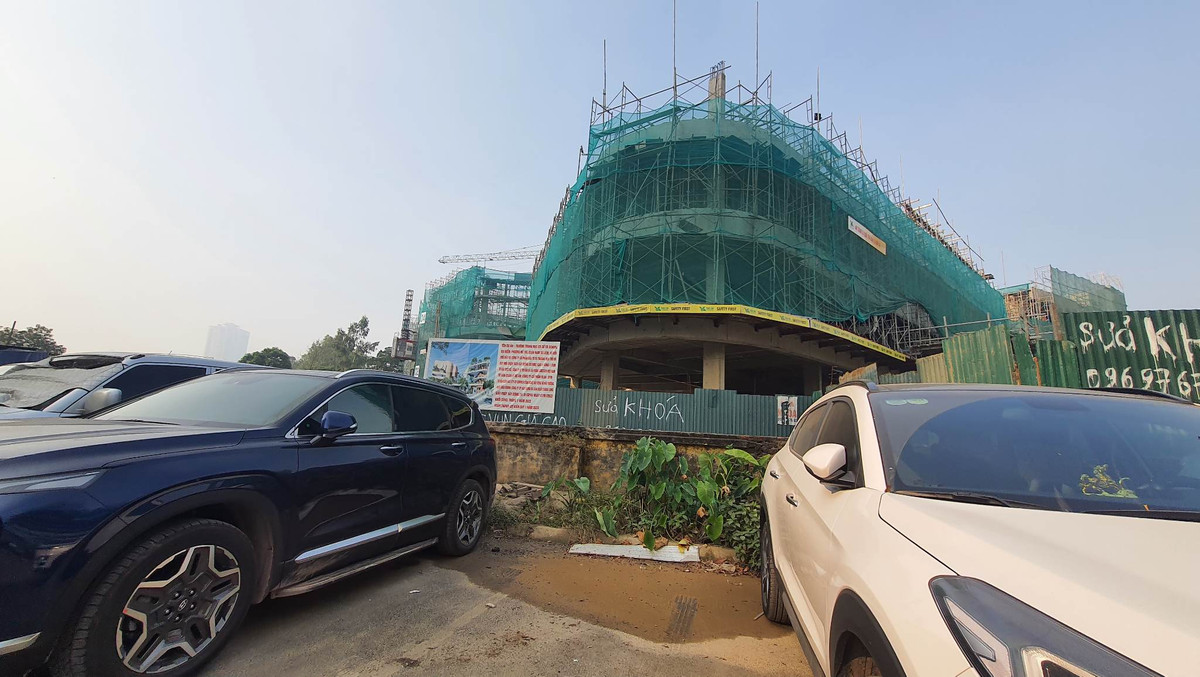 Các xe ô tô chỉ sau 1 đêm là bị bụi phủ kín.