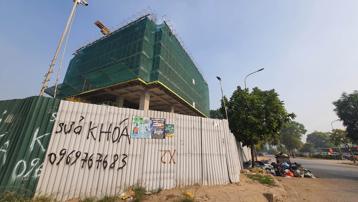 Dự án lấn hết 1 đoạn vỉa hè, bụi mù khi có gió hoặc xe cộ chạy qua.