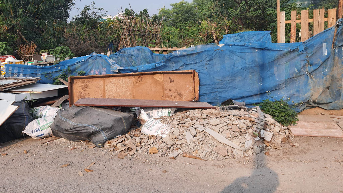 Rác thải xây dựng được đổ trộm rất khó xử lý.