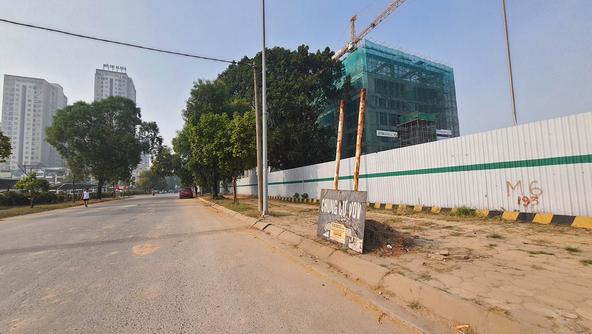 Nhiều tháng qua, người dân Khu tập thể đài VOV Mễ Trì (nằm trên đường Lương Thế Vinh, Hà Nội) bức xúc vì tình trạng rác thải bủa vây khu dân cư, ô nhiễm môi trường, tiếng ồn do các dự án xây dựng gây ra.