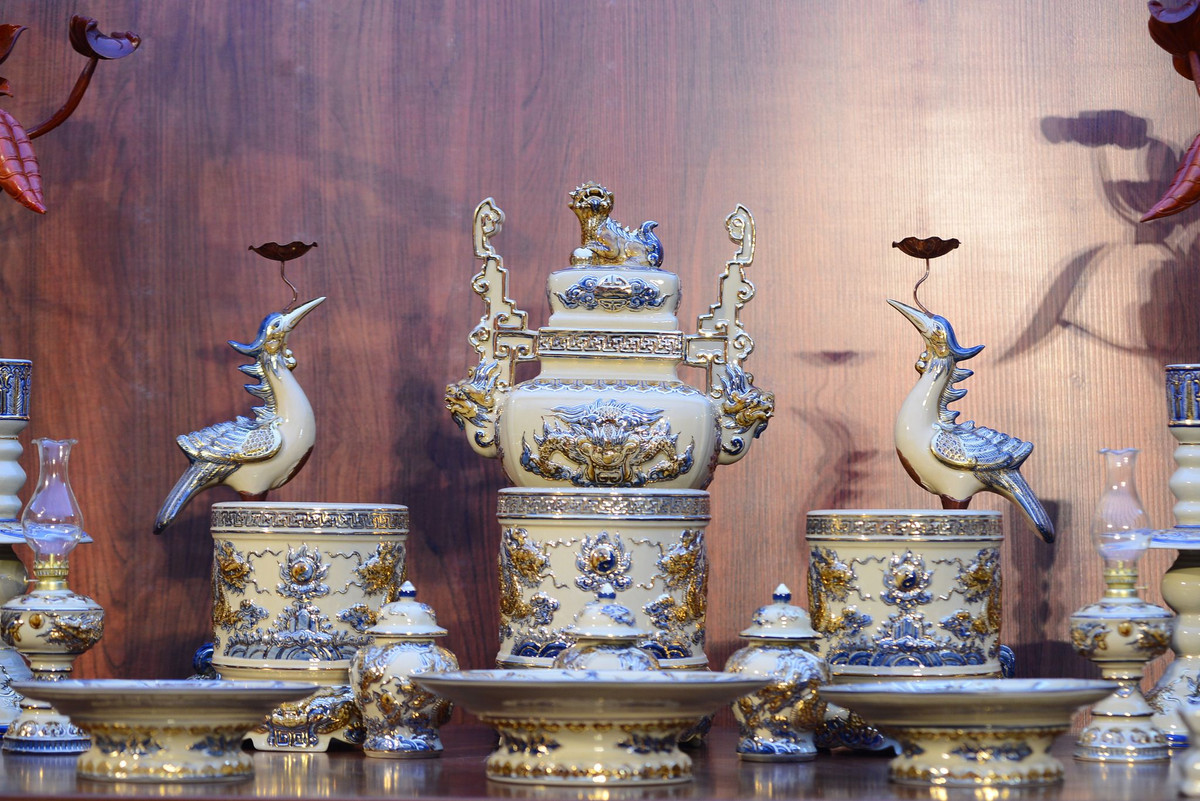 Sản phẩm là hàng thủ công nên cần sự tỉ mỉ mới tạo ra giá trị và sự độc đáo. Để hoàn thiện một bộ sưu tập phải mất rất nhiều công sức, thời gian và tiêu tốn đến hàng tỉ đồng. Tuy có mức giá bán ra khá cao lên đến hơn 400 triệu động, nhưng đã có vài người quan tâm và đặt làm theo tác phẩm nguyên mẫu.