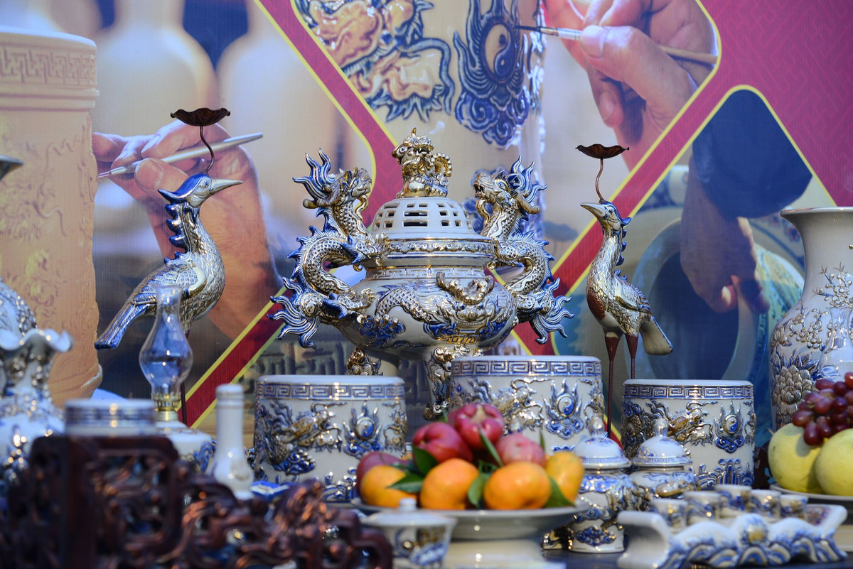 Bộ sưu tập có tên: Linh thiên nguồn cội bao gồm 18 món đồ dùng và được tạo nên từ men Hoàng tộc, một loại men cổ được các nghệ nhân nghiên cứu và phục dựng.