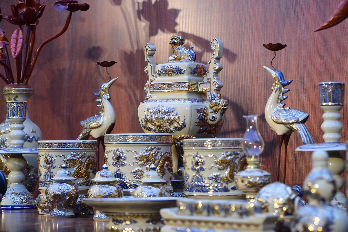 Sản phẩm là hàng thủ công nên cần sự tỉ mỉ mới tạo ra giá trị và sự độc đáo. Để hoàn thiện một bộ sưu tập phải mất rất nhiều công sức, thời gian và tiêu tốn đến hàng tỉ đồng. Tuy có mức giá bán ra khá cao lên đến hơn 400 triệu động, nhưng đã có vài người quan tâm và đặt làm theo tác phẩm nguyên mẫu.