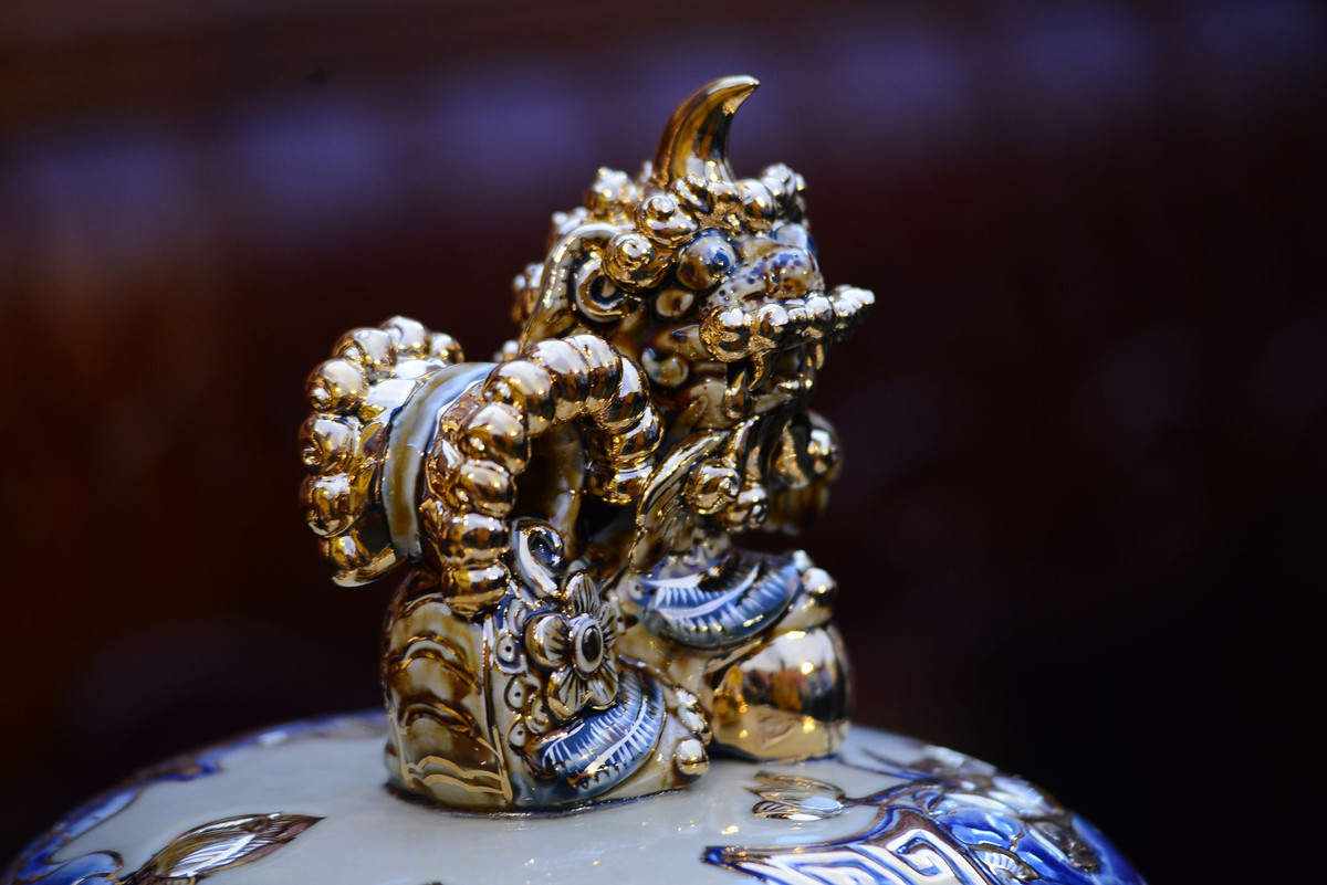 Việc kết hợp tinh tế giữa dòng men Hoàng tộc với vàng 24k không chỉ đem lại sự xa hoa, uy quyền, tạo cảm giác linh thiêng mà còn chứa đựng bên trong những giá trị văn hóa truyền thống của dân tộc.