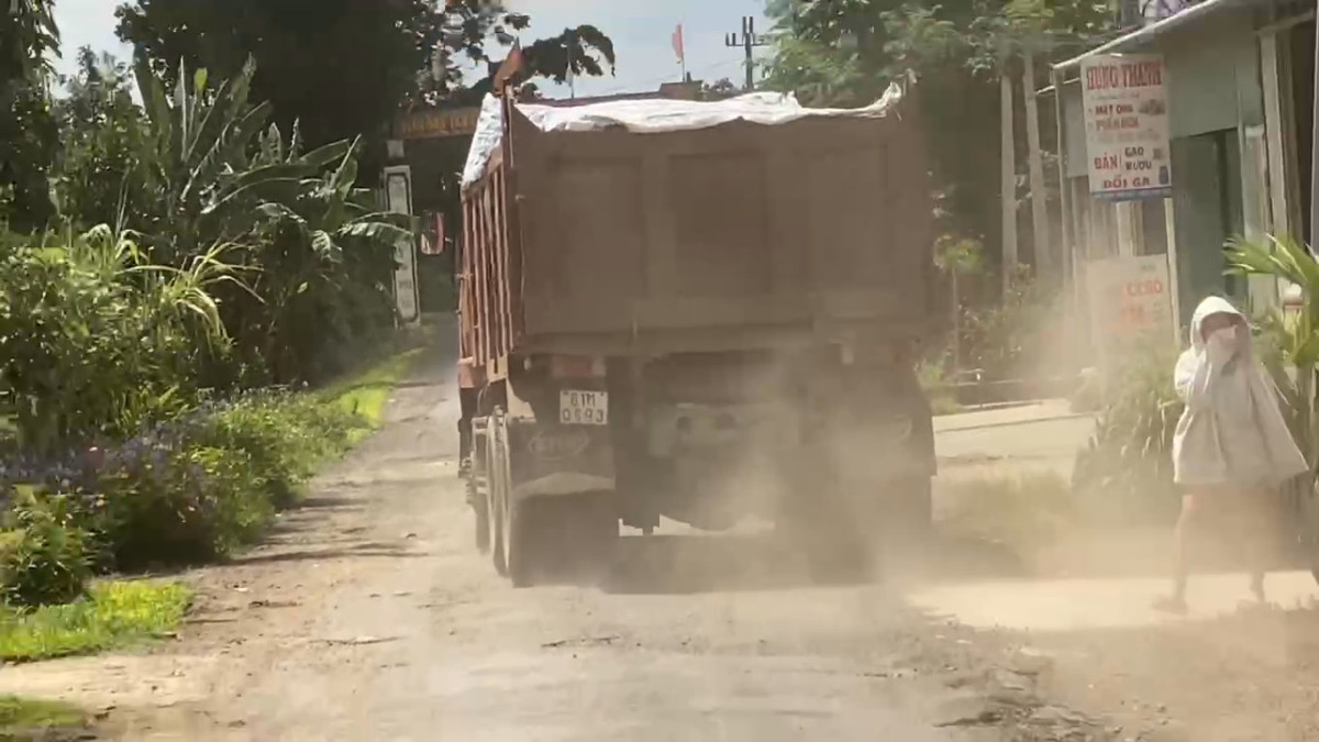 Krông Pắk: Dân “kêu trời” vì xe chở đá băm nát đường dân sinh Krong Pak: Dan “keu troi” vi xe cho da bam nat duong dan sinh