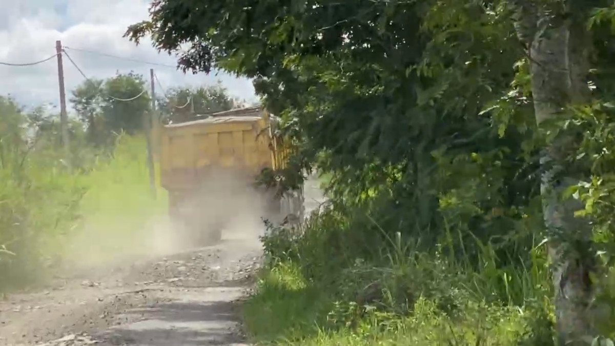 Krông Pắk: Dân “kêu trời” vì xe chở đá băm nát đường dân sinh - Hình 20 Krong Pak: Dan “keu troi” vi xe cho da bam nat duong dan sinh-Hinh-20