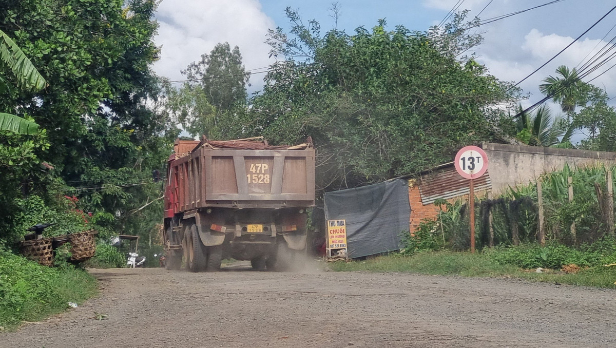 Krông Pắk: Dân “kêu trời” vì xe chở đá băm nát đường dân sinh - Hình 7 Krong Pak: Dan “keu troi” vi xe cho da bam nat duong dan sinh-Hinh-7