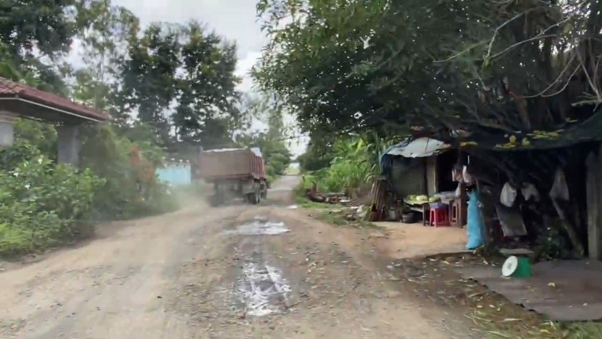 Krông Pắk: Dân “kêu trời” vì xe chở đá băm nát đường dân sinh - Hình 6 Krong Pak: Dan “keu troi” vi xe cho da bam nat duong dan sinh-Hinh-6