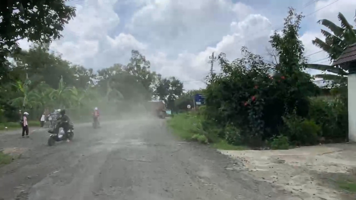 Krông Pắk: Dân “kêu trời” vì xe chở đá băm nát đường dân sinh - Hình 5 Krong Pak: Dan “keu troi” vi xe cho da bam nat duong dan sinh-Hinh-5