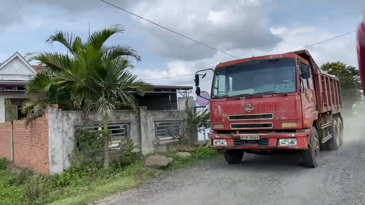 Krông Pắk: Dân “kêu trời” vì xe chở đá băm nát đường dân sinh - Hình 2 Krong Pak: Dan “keu troi” vi xe cho da bam nat duong dan sinh-Hinh-2