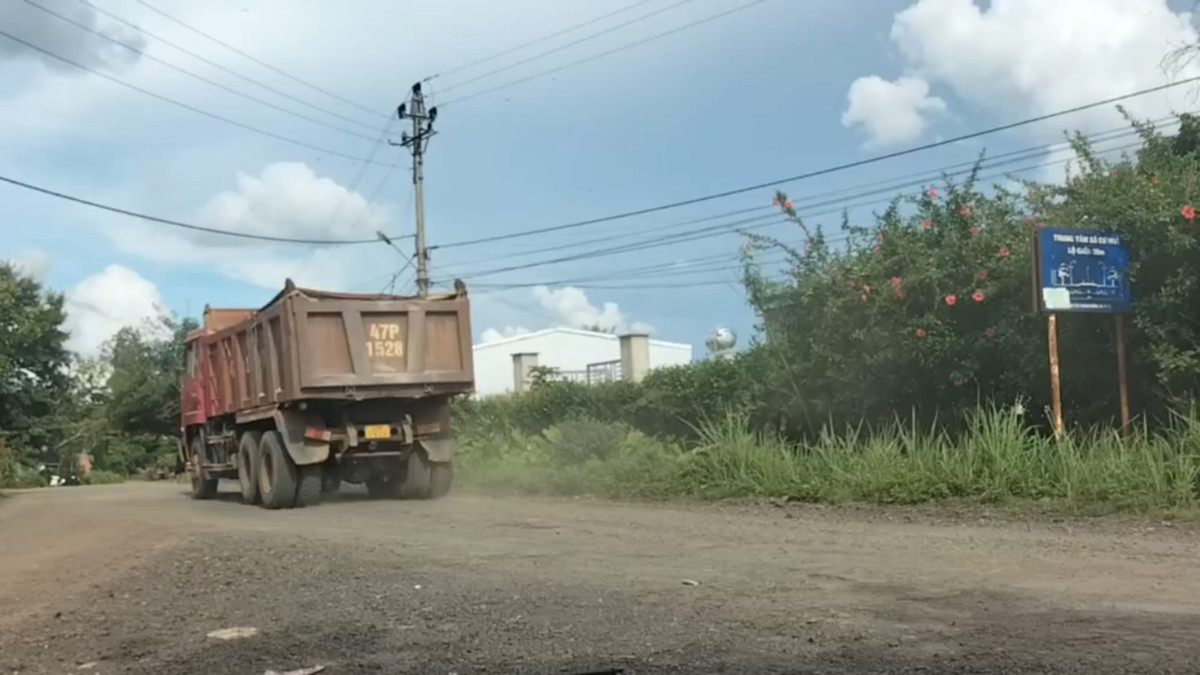 Krông Pắk: Dân “kêu trời” vì xe chở đá băm nát đường dân sinh - Hình 13 Krong Pak: Dan “keu troi” vi xe cho da bam nat duong dan sinh-Hinh-13