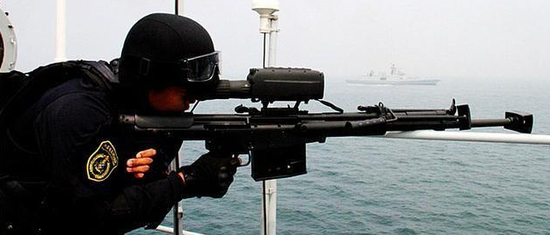 Mặc dù nó không phải là bản sao chép súng máy hạng nặng XM806 của Mỹ, nhưng súng cũng áp dụng nguyên lý chuyển động lùi của nòng súng trong quá trình bắn, để hấp thụ một phần năng lượng giật lại, do đó làm giảm độ giật lên vai xạ thủ.