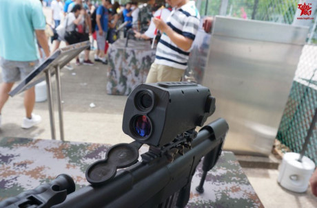 Súng bắn tỉa trong quân đội thường có độ lệch từ 1-3 MOA; ở cự ly bắn 1.000 m, súng bắn tỉa sử dụng trong lực lượng thi hành công vụ của Mỹ thường có độ lệch 0,25-1,5 MOA; những khẩu súng gắn cố định có độ lệch còn nhỏ hơn, chỉ 0,15-0,3 MOA. Như vậy mức chính xác của QBU10 là không cao.