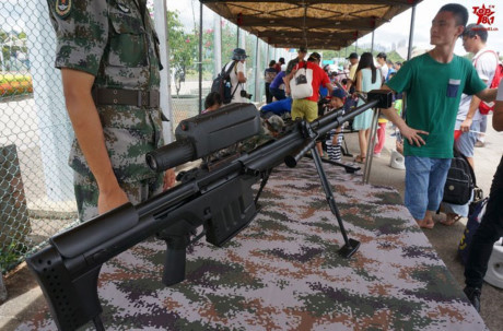 Lý do cho hiệu suất kém chính xác này là súng sử dụng nguyên lý lùi nòng để hấp thu độ giật hậu và kính ngắm quang học của súng có chất lượng kém so với kính ngắm của Nga và phương Tây.