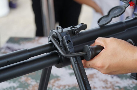 Cận cảnh tay xách trên súng bắn tỉa QBU10.