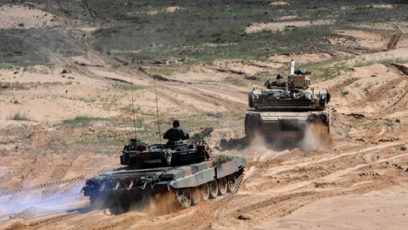 Dù các nước NATO đã hào phóng cung cấp một lượng lớn vũ khí tối tân, trong đó có xe tăng chiến đấu chủ lực M1A1 "Abrams", nhưng những vũ khí chiến đấu này tỏ ra quá mong manh trước hỏa lực mạnh mẽ của Quân đội Nga. Ngày nay, lữ đoàn có rất ít xe tăng có thể tham chiến và nhân sự cũng bị giảm đáng kể. Đây không chỉ là tổn thất lớn đối với Quân đội Ukraine, mà còn phản ánh sâu sắc về hiệu quả hỗ trợ của NATO. Ảnh: WSJ.