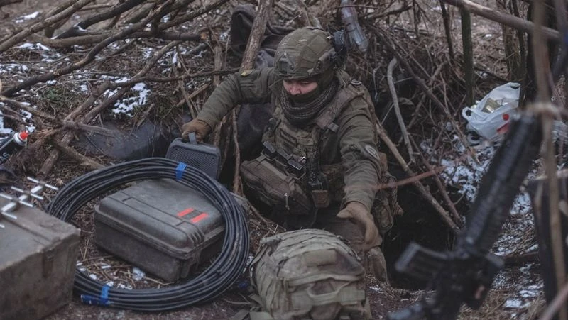 Lời chỉ trích của Nghị sĩ Quốc hội Ukraine Mariana Bezuhra nhắm vào những sai lầm chiến lược của quân đội nước này. Bà cho rằng việc phân tán lực lượng chủ lực để chiến đấu trên đất liền Nga là nguyên nhân trực tiếp khiến tuyến phòng thủ trống rỗng ở Pokrovsk. Ảnh: Reuters.