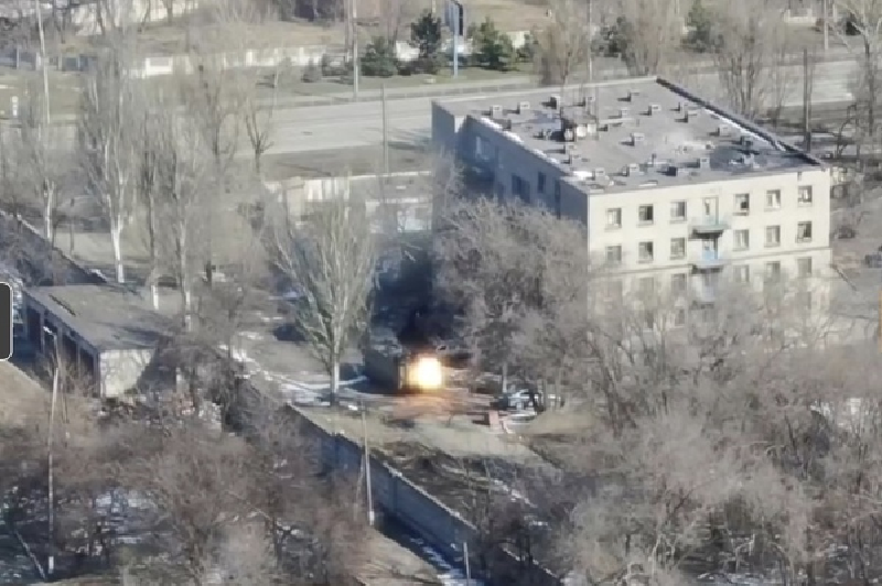 Trận chiến kéo dài một tháng chỉ mang lại lợi ích lãnh thổ không đáng kể, mà thay vào đó lại khiến Quân đội Ukraine rơi vào tình thế khó xử khi bị Quân đội Nga phản công. Đây chắc chắn là một phép thử nghiêm khắc đối với tầm nhìn chiến lược của ông Zelensky. Ảnh: The Guardian.