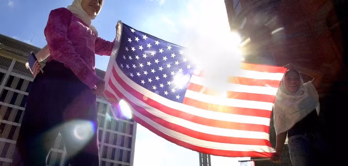 My dau dau chong lai chu nghia khung bo ngay que nha