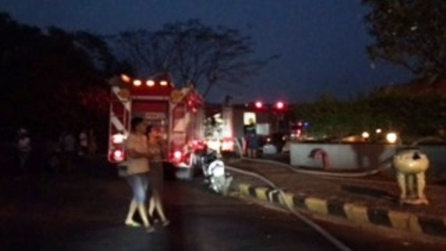 Lực lượng Cảnh sát PCCC kịp thời có mặt xử lý vụ cháy.