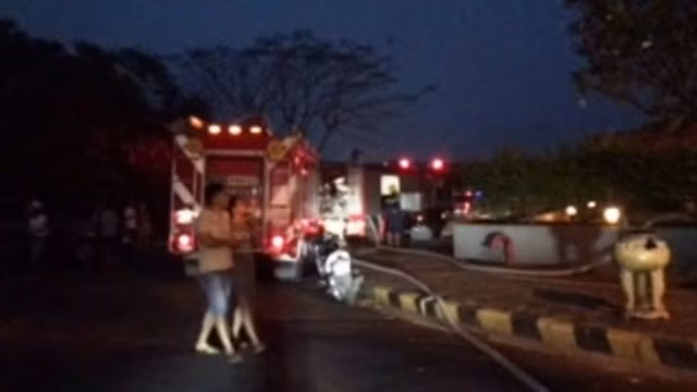 Lực lượng Cảnh sát PCCC kịp thời có mặt xử lý vụ cháy.