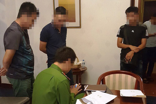 Công an khám xét một tụ điểm của đường dây đánh bạc hàng nghìn tỷ do đối tượng Hùng và đồng bọn thực hiện.