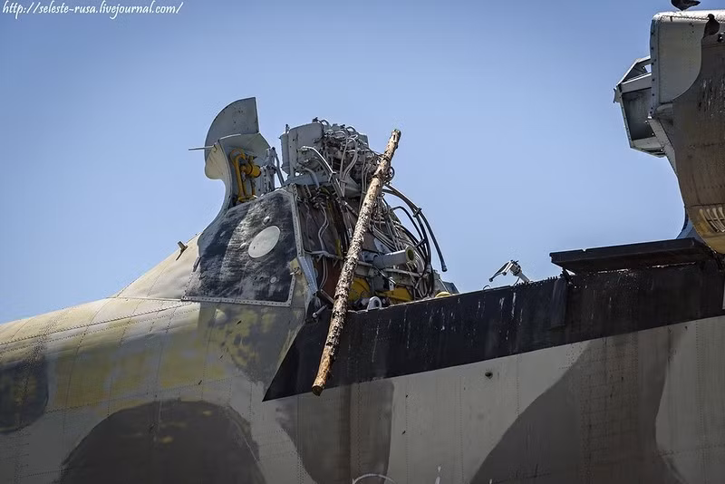 Các hình ảnh cận cảnh cho thấy dường như những chiếc Mi-26 này bị tháo sạch phụ tùng trước khi vứt bỏ. Nguồn ảnh: Seleste-rusa