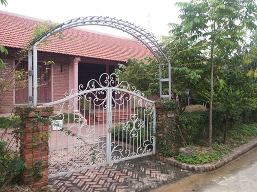 Hiện những căn biệt thự tại khu Điền Viên Thôn đã "cửa đóng, then cài" kể từ khi bị thanh, kiểm tra. Ảnh: Tiền Phong.