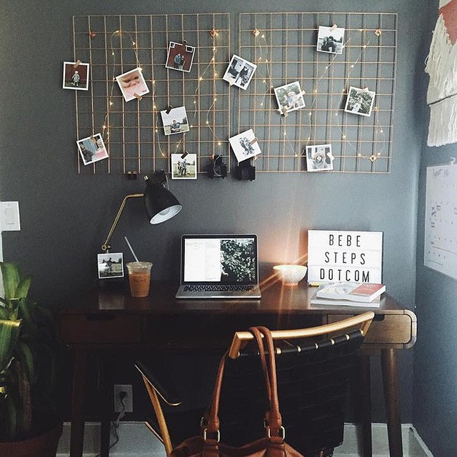 Phụ kiện trang trí ở góc làm việc đơn giản song lại rất sáng tạo.