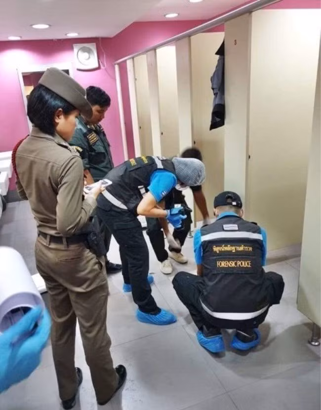 Nha ve sinh tac bat thuong, kiem tra phat hien dieu ron nguoi...