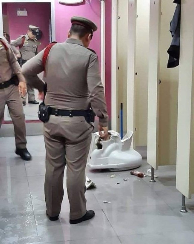 Nha ve sinh tac bat thuong, kiem tra phat hien dieu ron nguoi...-Hinh-2