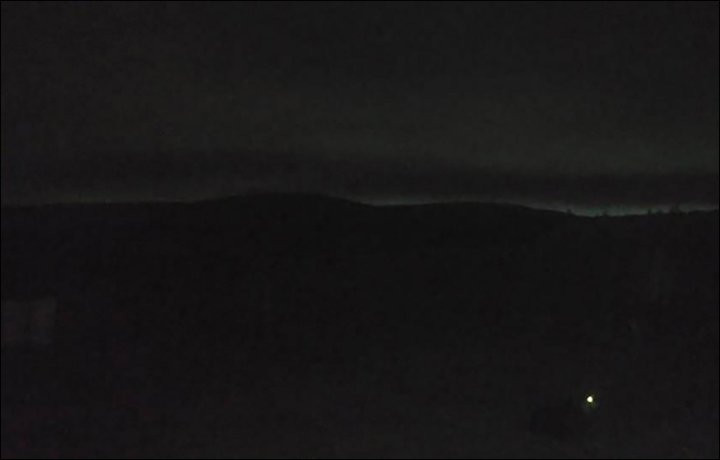 8h sang, nguoi dan hoang loan thay troi toi den nhu muc-Hinh-2