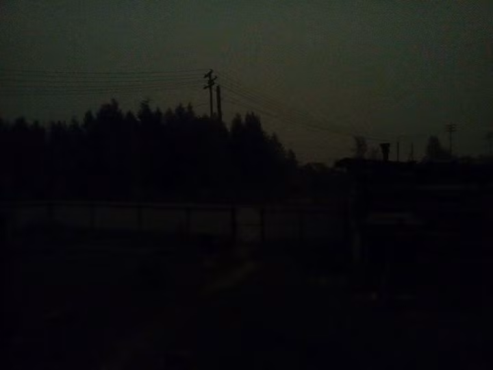 8h sang, nguoi dan hoang loan thay troi toi den nhu muc