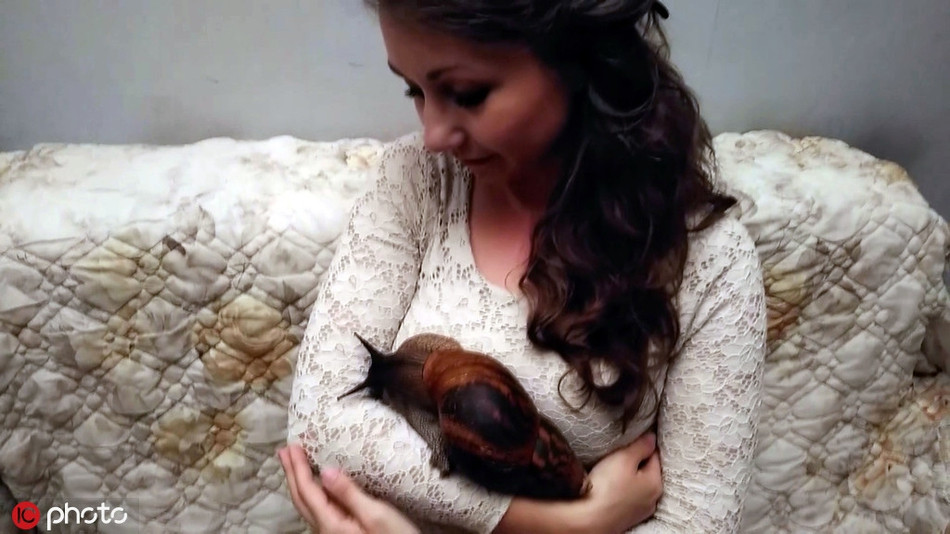 La ky gai tre thich nuoi oc sen khong lo, de bo tren nguoi-Hinh-3