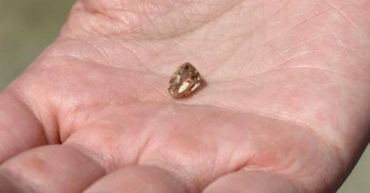 Ngoi duoi goc cay xem youtube, dot nhien nhat duoc... kim cuong